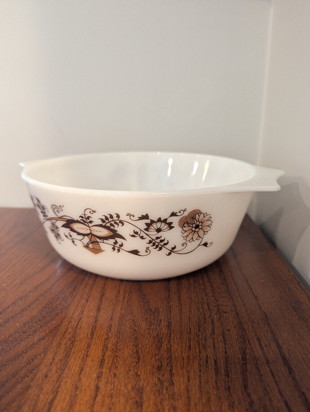 Vintage Pyrex England casserole dish in brown vine pattern 1960s 10" Milk Glass - Picture 3 of 8